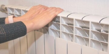 У Києві 639 багатоповерхівок залишаються без тепла після атак