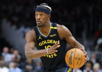 Джиммі Батлер достроково завершує сезон через розрив коліна. Що сталось із суперзіркою НБА