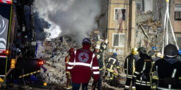 Дрон попал в многоэтажку в Одессе: эвакуировали 58 человек, среди них 8 детей