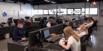 В России школьников готовят к войне: детей будут учить собирать и управлять дронами