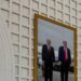 Символ новой эпохи: Трамп украсил коридоры Белого дома ФОТО с Путиным