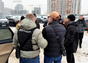 У Києві викрили схему збуту підроблених доларів: фальшиві купюри продавали за пів ціни