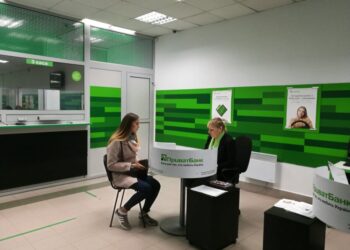 ПриватБанк блокирует карты украинцам: как не остаться без денег