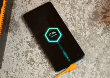 Быстрая зарядка смартфона: украинцам объяснили, как выбрать кабель