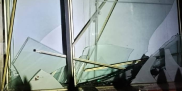 За секунду – потужний вибух і вибиті вікна: у багатоповерхівку Києва влучив шахед, – ФОТО