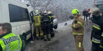 Смертельний удар і уламки авто: на дорозі Київщини постраждало дев’ять осіб