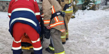 Сильний біль і крики на морозі: на Київщині врятували чоловіка, який не міг рухатись