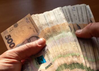 Гривна на руках: НБУ объяснил, почему украинцы массово запасаются наличными