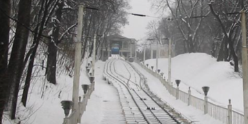Підйомник “завис” на схилі гори: в центрі Києва заблоковано рух, – ФОТО