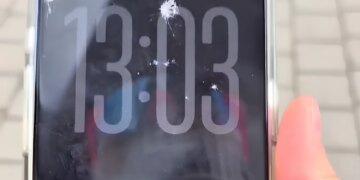 Українська біатлоністка Меркушина розбила олімпійський подарунок у вигляді телефона