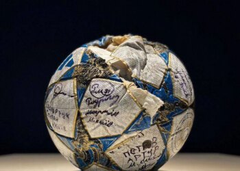 Вихованці ФК “Локомотив”, чию базу зруйнувала рф, передали президенту FIFA футбольний м'яч