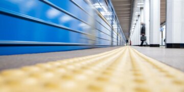 На станції метро "Теремки" у Києві пошкодження стелі через обстріли