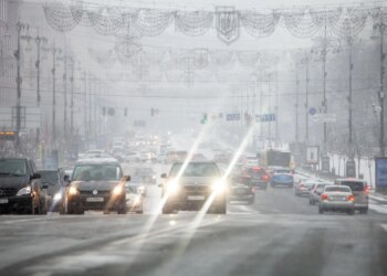 Лід під снігом і кілометрові затори: столиця паралізована через негоду
