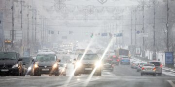 Лід під снігом і кілометрові затори: столиця паралізована через негоду