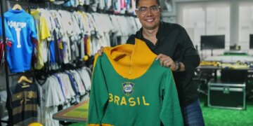 Bad Bunny на концертах у Бразилії виступав у куртці легендарного футболіста Пеле. Вбрання одразу стало хітом