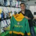 Bad Bunny на концертах у Бразилії виступав у куртці легендарного футболіста Пеле. Вбрання одразу стало хітом
