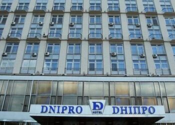 Центр Києва охопив дим: що відомо про пожежу в готелі