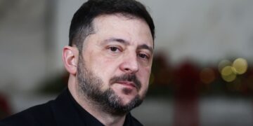 “Лишь называются властью”: Зеленский пригрозил выводами руководителям общин и областей