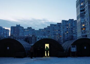 “Симфония генераторов” и холод в легких: российские атаки на энергосистему поставили Украину на грань выживания