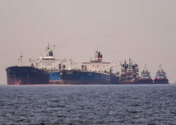 Теневой флот РФ захлебывается: миллионы баррелей нефти некуда девать из-за бойкота покупателей