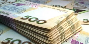 Деньги под матрасом или в банке: эксперты рассказали, как спасти сбережения от обесценивания