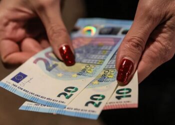 Стабильность или новый скачок: прогноз курса евро в Украине на неделю