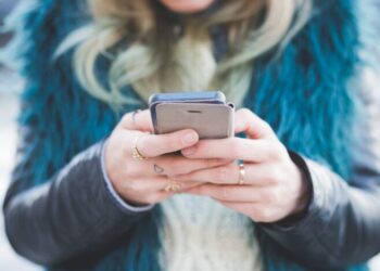 Возвращаем звук и зарядку: деликатные методы чистки смартфона без риска