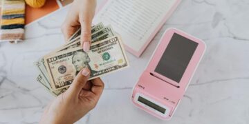 Психологическая отметка для доллара пройдена: к каким цифрам в обменниках привыкать украинцам