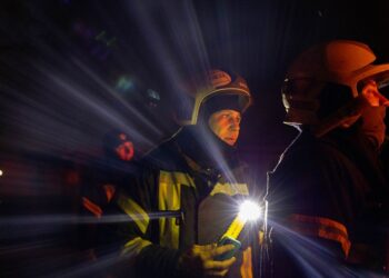 Россияне ударили дроном по Харькову: враг повредил авто, в доме выбиты окна