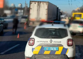 У Києві частини маршрутки розлетілись на дорозі: причини та наслідки ДТП, – ФОТО