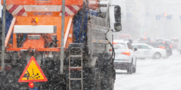 Ранковий хаос на дорогах Києва: спецтехніка заблокувала десятки вулиць, – ФОТО