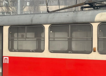 “Горів і димів на ходу”: в центрі Києва загорівся громадський транспорт, – ФОТО