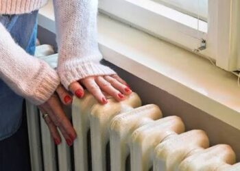 Витік просто на мосту: у Києві частина районів без тепла