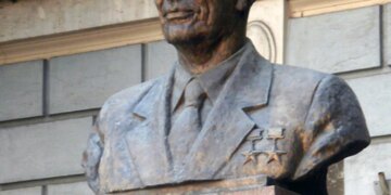 У Києві збили радянську символіку з пам'ятника Борису Патону