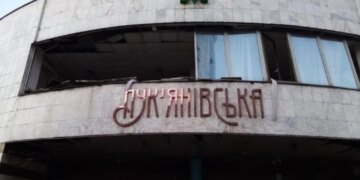 У Києві на станції "Лукʼянівська" триває поетапна заміна дверей, завтра ремонтуватимуть вихід №1