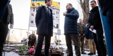 Новий прем’єр Нідерландів Роб Єттен відвідав зруйновану багатоповерхівку в Києві