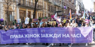 У центрі Києва відбувся Марш жінок, де понад 3 тис. учасників вийшли на підтримку рівності та безпеки