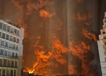 Израиль нанес массированный удар по нефтяным объектам Тегерана: город накрыл черный дождь. ВИДЕО