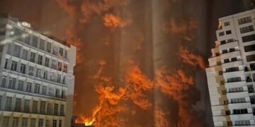 Израиль нанес массированный удар по нефтяным объектам Тегерана: город накрыл черный дождь. ВИДЕО