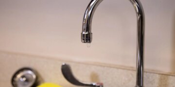 У Києві на тлі аварійного відключення світла на правому березі впав тиск води – водоканал