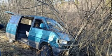 На Волыни гражданские напали на военных ТЦК и разбили авто