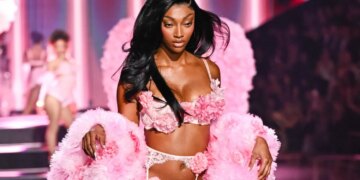 Зірка баскетболу Енджел Різ стала першою професійною спортсменкою на подіумі Victoria's Secret