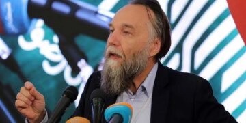 Назад в пещеры: сумасшедшая идея Дугина о жизни без интернета шокировала даже россиян. ФОТО