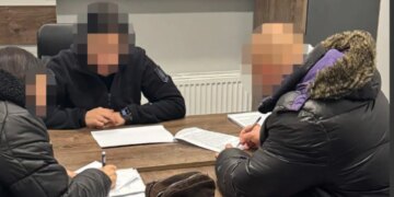 Правоохранитель выманивал деньги у пенсионеров, представляясь сотрудником банка