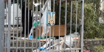 Россияне атаковали ТЦК в Сумах с помощью дрона: ранены женщина и подросток