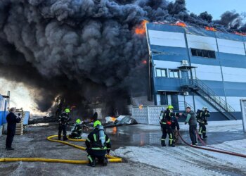 Велика пожежа на складі під Києвом – у чотирьох районах столиці спостерігається задимлення