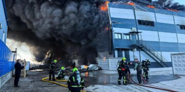 Велика пожежа на складі під Києвом – у чотирьох районах столиці спостерігається задимлення