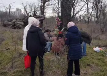 Память в яме: мариупольцы помянули убитых соседей там, где оккупанты стерли их жизни. ВИДЕО