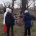 Память в яме: мариупольцы помянули убитых соседей там, где оккупанты стерли их жизни. ВИДЕО