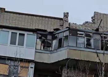 Россияне обстреляли многоэтажный дом в Корабельном районе Херсона. ВИДЕО